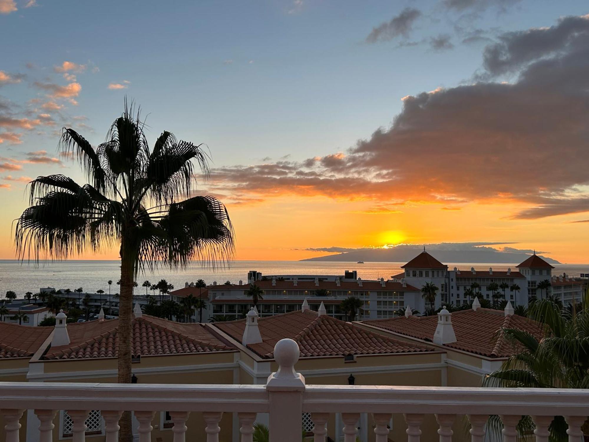 Playa Del Duque-Amazing Views 2 Bedroom アデヘ エクステリア 写真